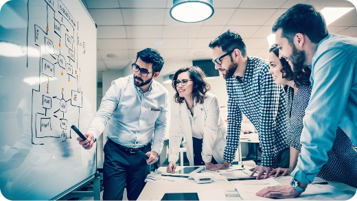 Grupo de trabajo debatiendo un tema en una pizarra